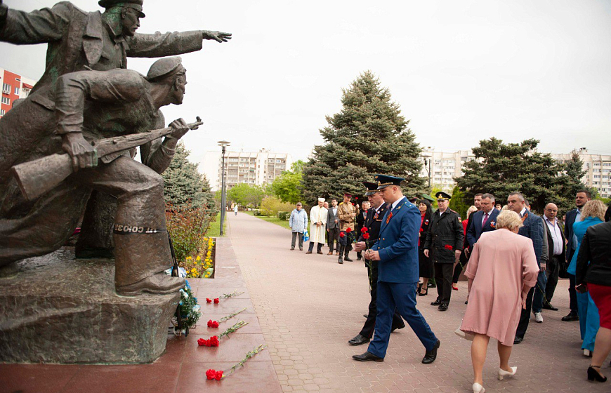 В Евпатории руководители полиции и прокуратуры возложили цветы на мемориале «Красная горка» и поздравили ветеранов с Днём Победы